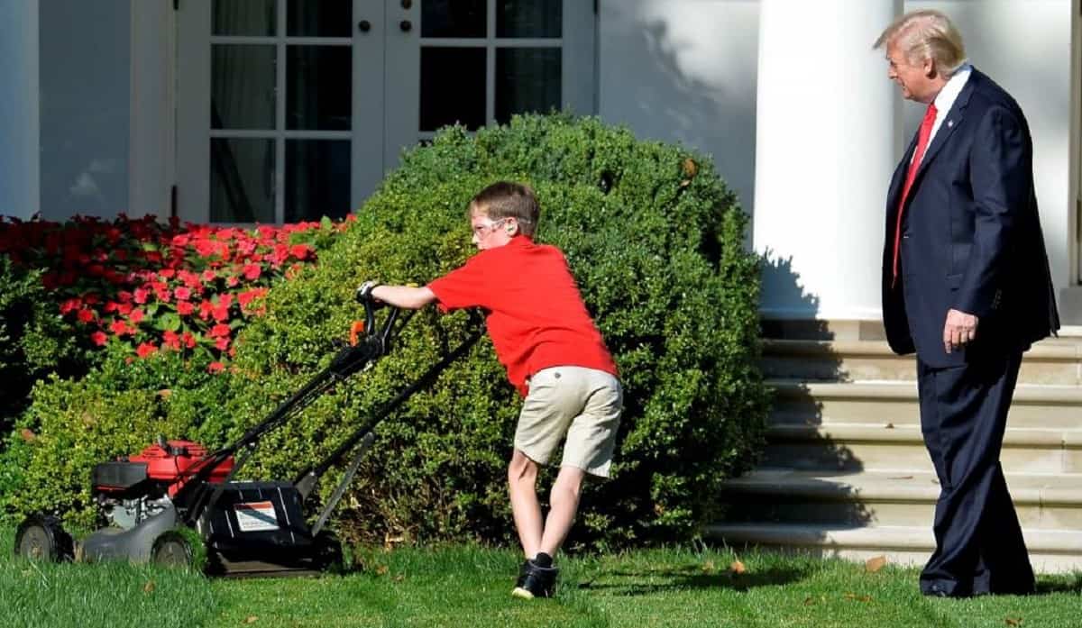 niño-siega-césped-casa-blanca